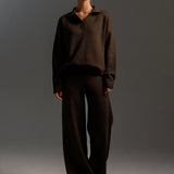 Indy | Damski dres z oversize polo swetrem i szerokimi spodniami w kolorze piaskowym